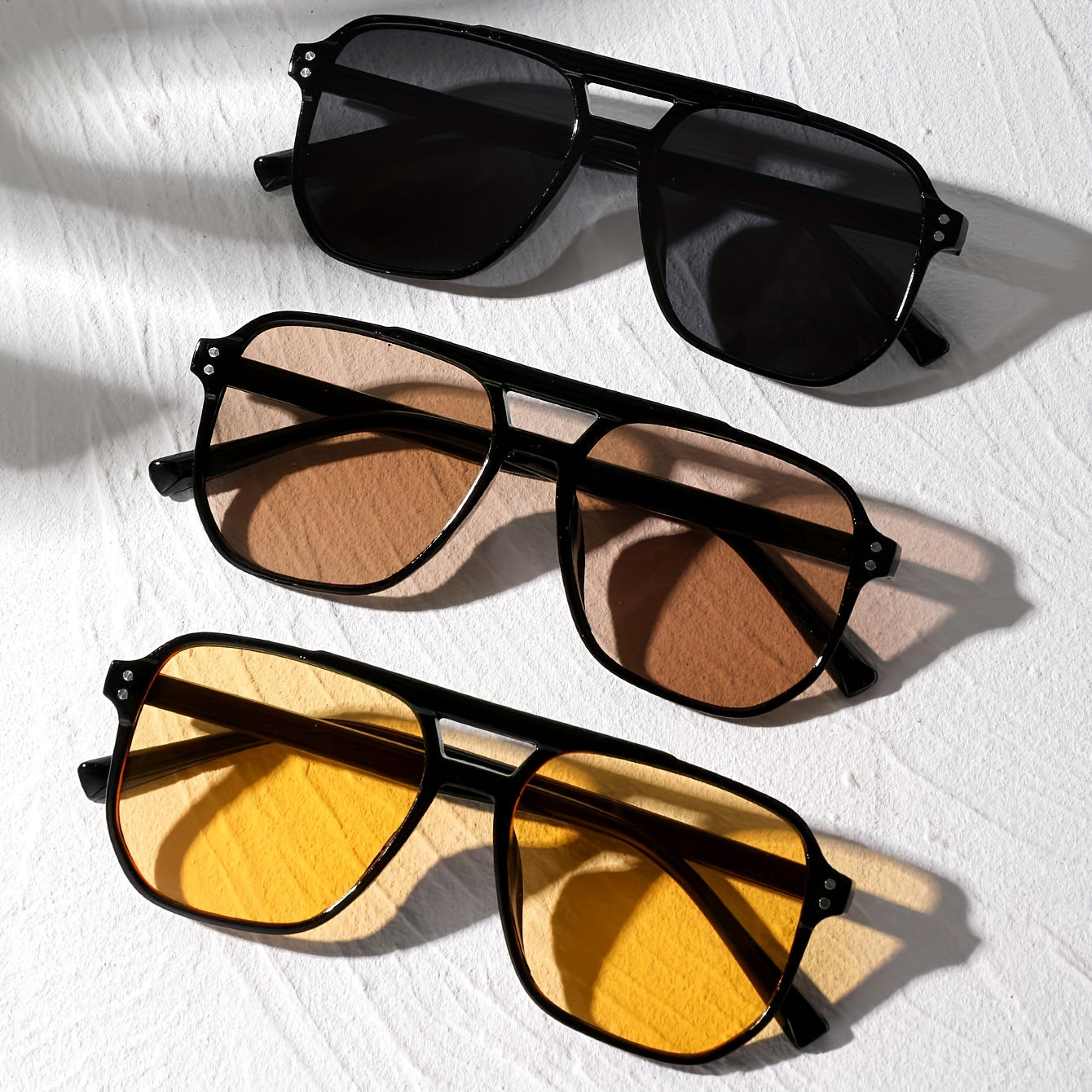 Visokokakovostne kvadratne očala z Elegantnimi zakovicami