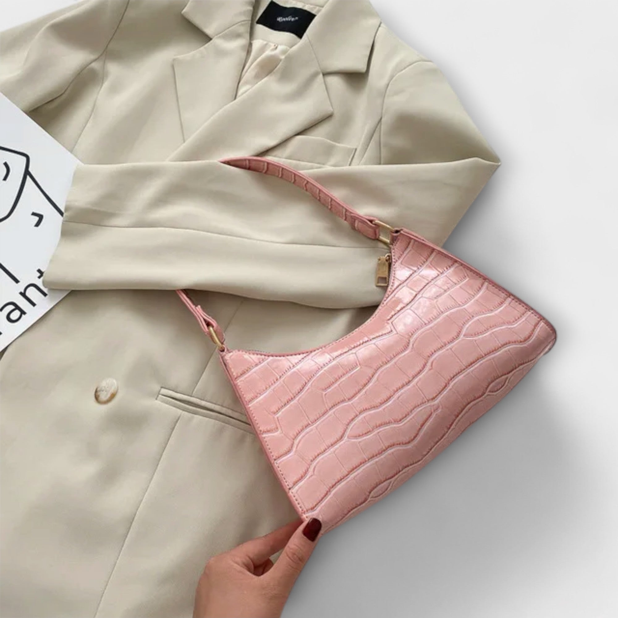 Bernarda - Elegantna usnjena torbica s pasom za popoln stil