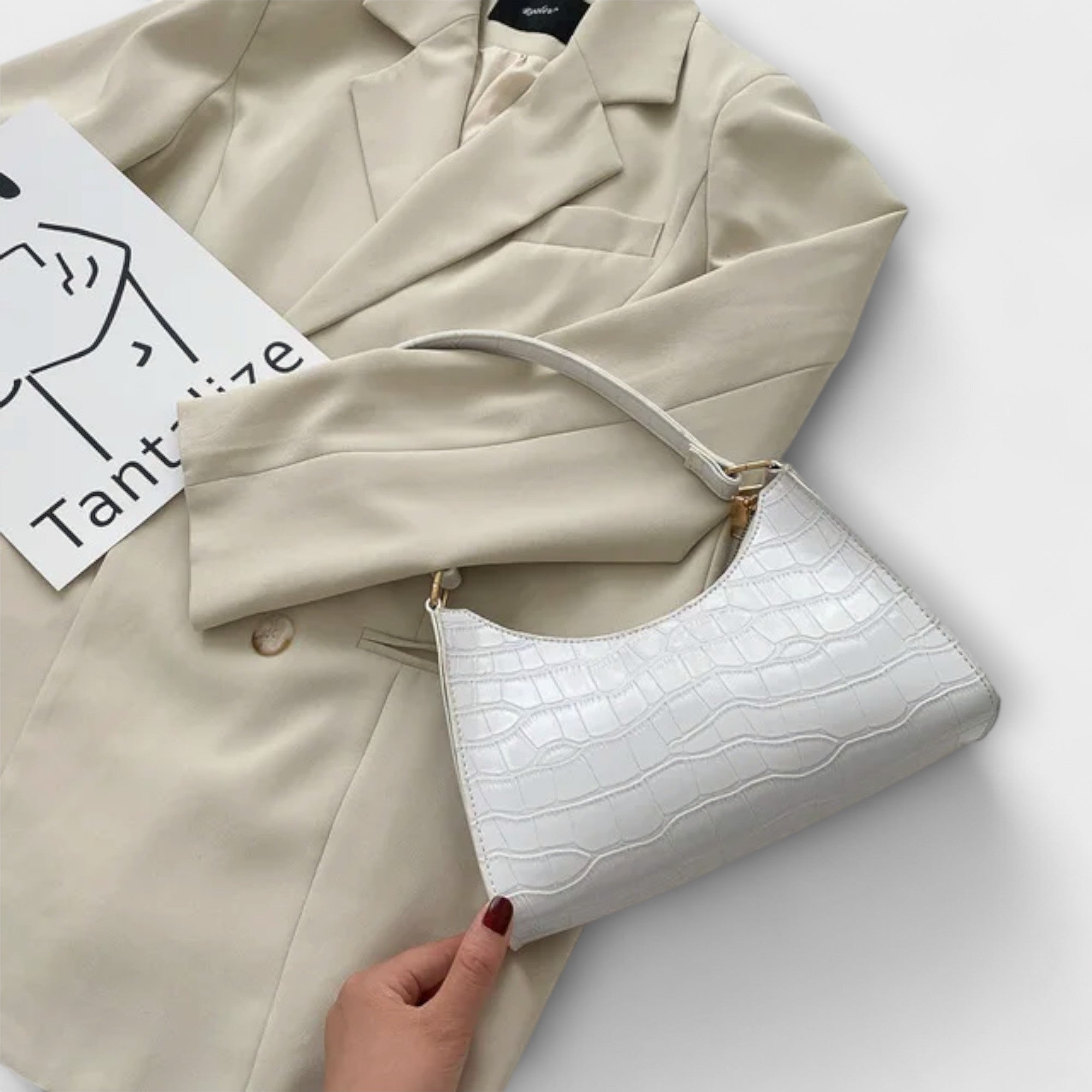 Bernarda - Elegantna usnjena torbica s pasom za popoln stil