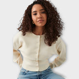 Moderna kratka jopica z gumbi in elegantnimi podrobnostmi