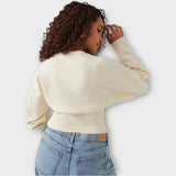 Moderna kratka jopica z gumbi in elegantnimi podrobnostmi