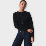 Moderna kratka jopica z gumbi in elegantnimi podrobnostmi