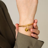 Elegantna zlati zapestnica v obliki srčka za pridih romantičnega šarma