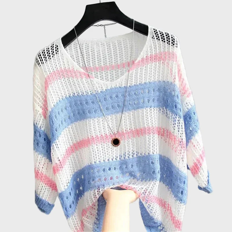 Lahka platnena majica z odprtimi detajli za trendovski stil