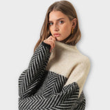 Maeve - Udoben v eleganten pulover z visokim ovratnikom