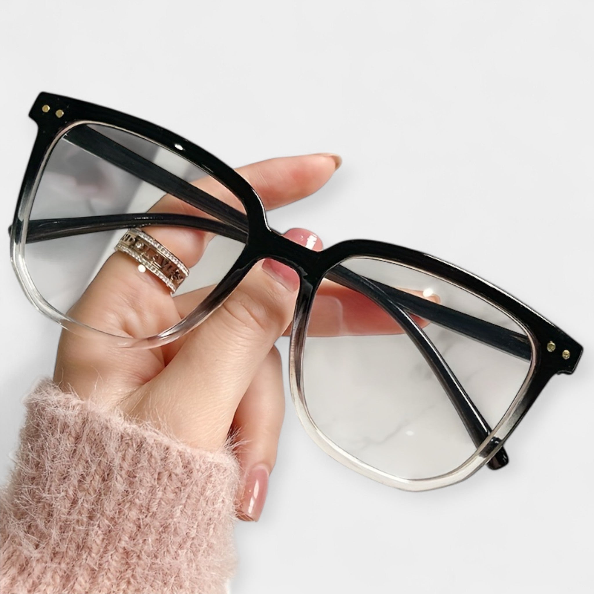 očala v kvadratni obliki z zaščito pred modrim svetlobo za optimalno zaščito in stilno obliko