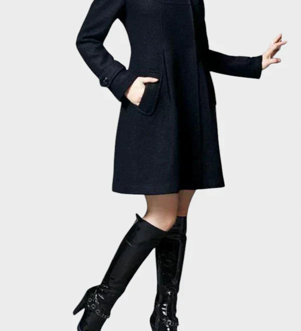 Saša - Stilni in Elegantni plašč z gumbi